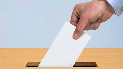 Elezioni - mano che inserisce scheda nell'urna