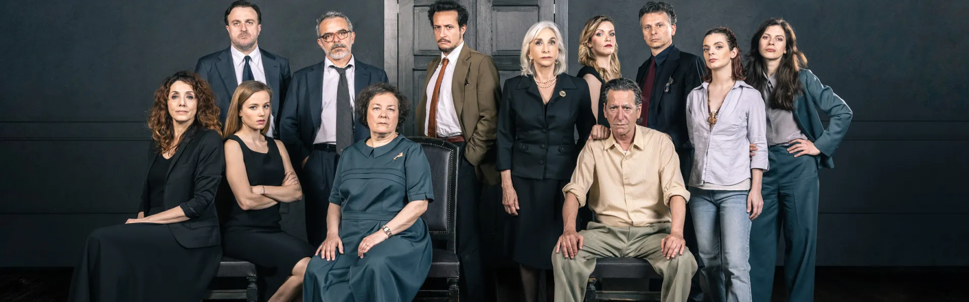 Foto di gruppo del cast dello spettacolo