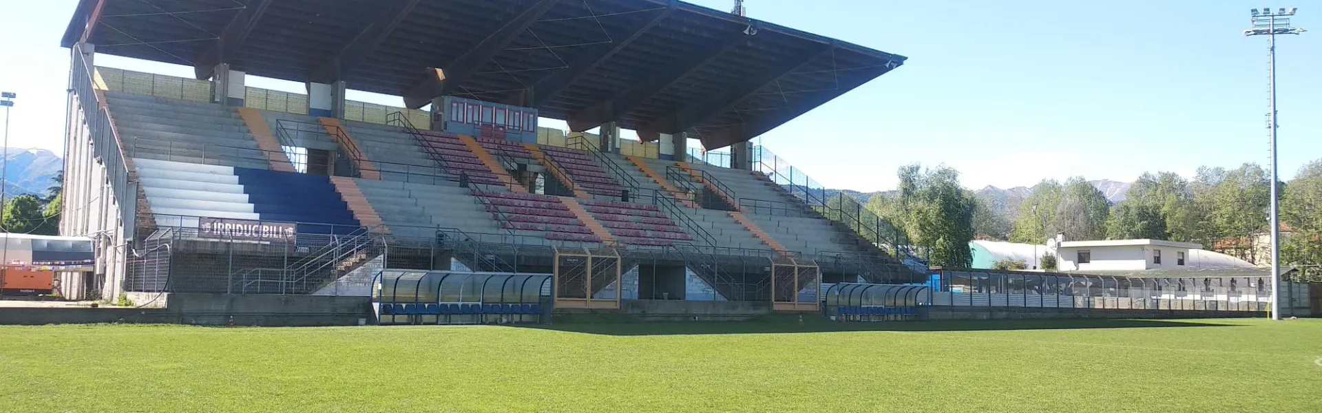 Veduta panoramica del campo principale e della tribuna.